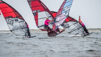 st. peter-ording: mehr als 60 windsurfer kämpfen auf der nordsee um den em-titel