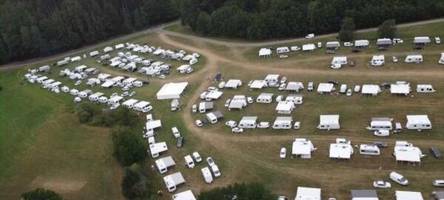 Unerlaubtes Camp – Gemeinde Fischach ringt mit 150 Wohnwagen