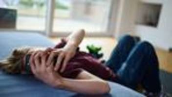 Jugend und Social Media: Studie: Jugendliche erleben Social Media als Achterbahnfahrt