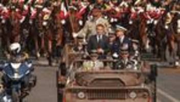 militärparade in paris: fast im gleichschritt