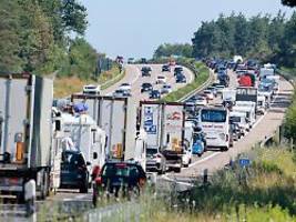 Austreten auf Autofahrten: Pinkelpause im Stau? Was auf der Autobahn erlaubt ist