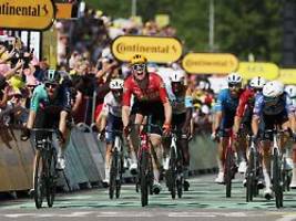 deutscher bei tour gestürzt: rad-wikinger tritt ganz früh an und gewinnt chaotischen massensprint
