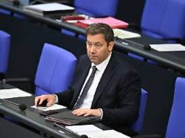 einschnitte beim ktf: klingbeil kürzt klimaprogramme und schichtet in entlastung um
