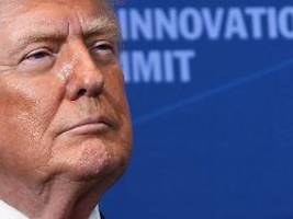 Trump will keine Frist setzen: US-Kampfjet setzt Tanker vor iranischem Hafen mit Schüssen außer Gefecht
