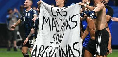 WM 2026: Argentiniens Spieler zeigen Falkland-Banner nach Halbfinale
