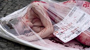 gruselaktion vor europa passage: „gehäutete“ menschen wie tierfleisch verpackt