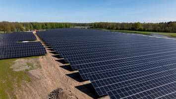 norderstedts grünes energiezentrum: solarpark an der a7 ist am netz