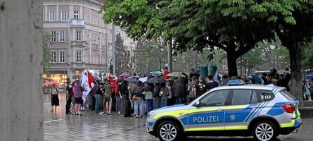 gut 100 menschen demonstrieren gegen polizeieinsatz im umfeld des city clubs