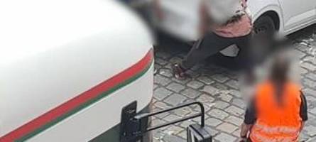 Junge Männer verschieben Auto: Video wird zum viralen Hit