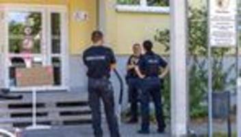 Brandanschlag: Mann bedroht Jugendamt-Mitarbeiterin und legt Feuer