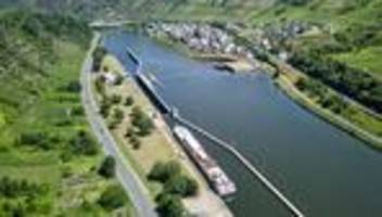 Dieselfilm auf der Mosel: Mehr als 100 Liter Diesel aus einem Schiff verunreinigen die Mosel