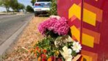 ermittlungen laufen: schweigeminute für getöteten studenten - blumen am tatort