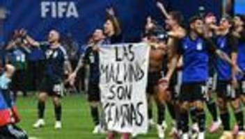 Fußballweltmeisterschaft 2026: Argentinische Mannschaft feiert WM-Finaleinzug mit Falkland-Banner