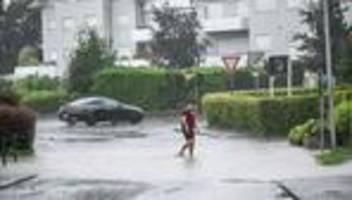 vorfall auf campingplatz: baum stürzt bei unwetter auf mehrere wohnmobile