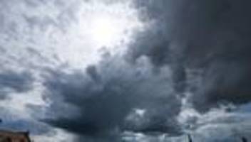 wetter: gewitter und starkregen – unwetter am freitag möglich