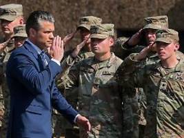 hypermaskulinität in us-armee: pete hegseth sieht es als heilige pflicht, soldaten mit testosteron vollzupumpen