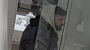 Juweliergeschäft überfallen und Frau geschlagen – Wer kennt diesen Mann?