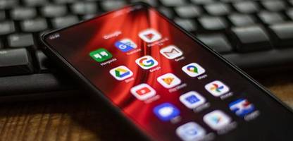 Google muss Android-Handys für KI-Assistenten der Konkurrenz öffnen