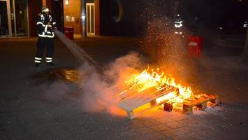 feuer am bahnhof nettelnburg: holzpaletten auf edith-stein-platz angezündet