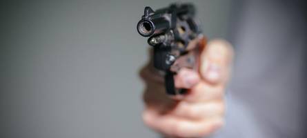 mann feuert mit schreckschusswaffe in richtung jugendlicher