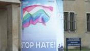 Berliner Polizei und CSD: Verein: Regenbogenflagge vor Polizei löst Anfeindungen aus