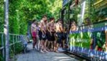 eisbach in münchen: bayern geht baden