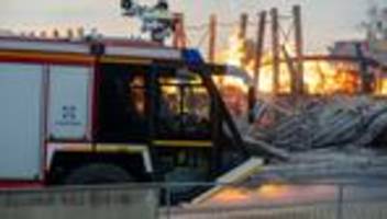 Feuerwehr informiert: Löscharbeiten nach Großbrand bei Holzbaubetrieb dauern an