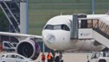 Hagelschaden an Flugzeug?: Maschine landet demoliert in Stuttgart - war Hagel schuld?