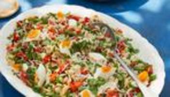 reissalat mit roter paprika, sellerie, kräutern und ei: die kunst der richtigen temperatur