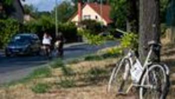 Straßenverkehr: Geisterräder mahnen nach tödlichen Unfällen in Brandenburg