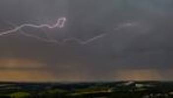 wetter: kräftige gewitter ziehen über nordrhein-westfalen