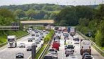 «groß» statt «klar»: neuer landes-slogan: schildertausch an autobahnen geplant