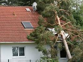Folgeschäden vermeiden: Nach einem Sturm das Haus untersuchen: Darauf kommt es an
