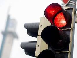Urteil aus dem Straßenverkehr: Fahrverbot bei Rotlichtverstoß trotz Spurwechsel