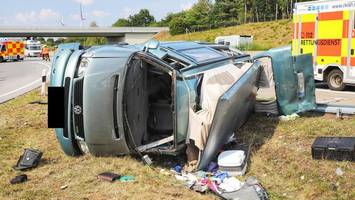 Campingvan überschlägt sich nach Zusammenstoß auf der A7: viele Verletzte