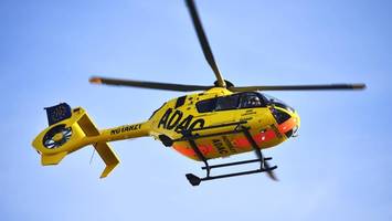 radrennfahrer rast in geparktes auto – rettungshubschrauber im einsatz