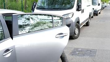 Vor Niendorfer Friedhof: Frau (84) durch Autotür lebensgefährlich verletzt