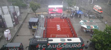 Blitz, Regen, Wind: Das FCA-Soccerturnier vor der City-Galerie wird von Unwetter heimgesucht
