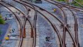 Deutsche Bahn: Bahn-Mitarbeiter stürzt während Streit aus fahrendem Zug