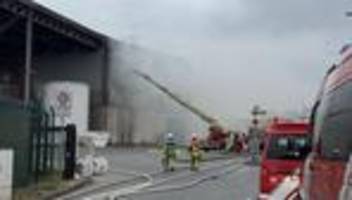 Großeinsatz der Feuerwehr: Plastikmüll brennt auf Recyclinghof - große Rauchwolke