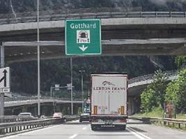 hupen und fußgänger: urlauber stecken am gotthard-tunnel im drei-stunden-stau