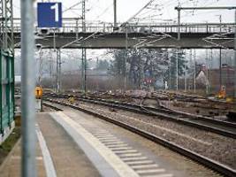 Lebensgefährlich verletzt: Streit bei Ticketkontrolle - Bahnmitarbeiter stürzt aus fahrendem Zug