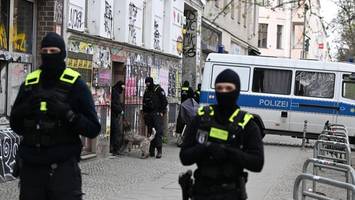 brandanschlag in adlershof: verdächtige wehren sich gegen auswertung von handys