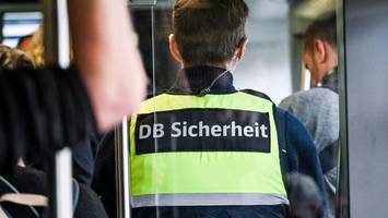 Streit eskaliert: DB-Sicherheitsmitarbeiter nach Sturz aus Zug in Lebensgefahr