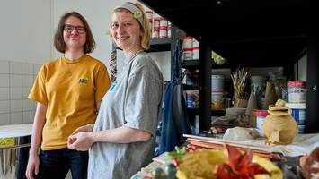 Das besondere Geschenk: 15-Jährige basteln mit Seniorinnen einen Blumenstrauß