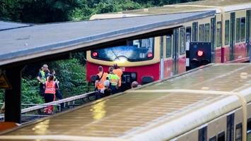 Unwetter in Berlin: S-Bahn prallt gegen Baum