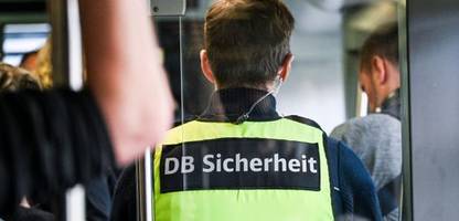 Bahn-Sicherheitsmann stürzt nach Streit aus fahrendem Zug