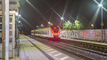 Bahn-Mitarbeiter stürzt nach Angriff aus Zug – 36-Jähriger wieder frei