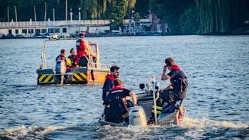 Paar fällt bei abendlichem Bootstrip in die Alster – war Alkohol im Spiel?