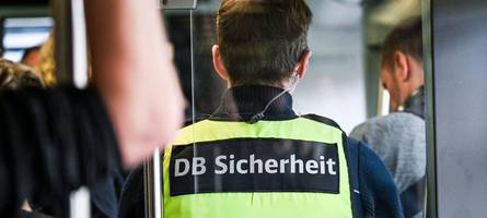 Ticketkontrolle eskaliert: Bahn-Sicherheitsmann stürzt aus fahrendem Zug – lebensgefährlich verletzt